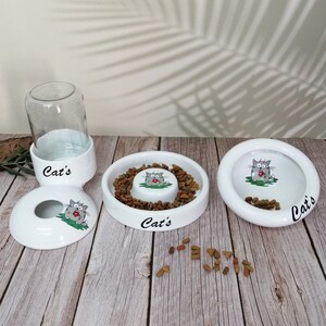 Handgemaakte keramische kattenbakset: gekanteld voer, waterbakje en speenbord
