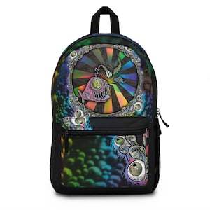 Może przedstawiać: Czarny plecak z kolorowym, psychodelicznym wzorem przedstawiającym kreskówkową rybę z błyszczącymi oczami i tęczowym tłem. Wzór zawiera koło z promienistym wzorem i wieloma oczami.
