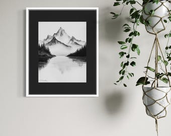 Paisaje de montaña al carbón, descarga digital, arte natural monocromático, dibujo de un lago brumoso, decoración de pared imprimible en blanco y negro.