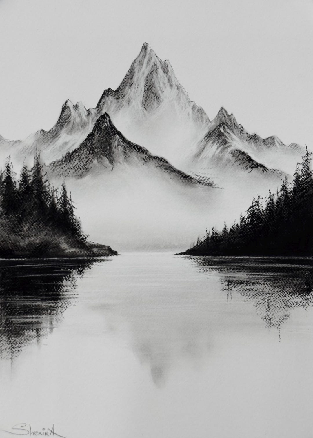 オリジナルの木炭画による山の風景画 - モノクロの自然アート、霧の湖