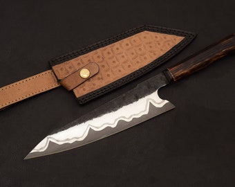 Couteau de chef fait main en acier au carbone, couteau de cuisine japonais santoku forgé, couteau de cuisine tout usage avec manche en résine et étui en cuir