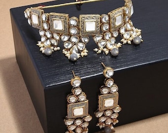 Ensemble de bijoux en perles cloutées Kundan gris et blanc plaqué or, boucles d'oreilles collier indien Maangtikka et ensemble de bagues, ensemble de bijoux Bollywood