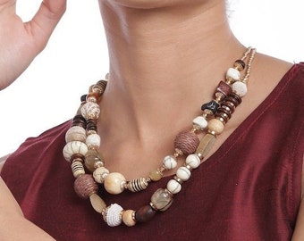 Collier en couches de déclaration perlée brune et dorée pour femmes, collier en pierre de plage pour femmes, collier contemporain, bijoux faits à la main