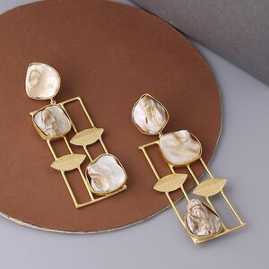 Goldfarbene zeitgenössische Ohrringe, indische Ohrringe für Frauen, Verlobungsohrringe, Bollywood-Stil Ohrringe, Ohrringe mit Steinen Bild 2