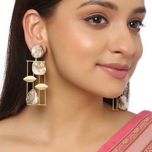 Boucles d'oreilles pendantes contemporaines dorées, boucles d'oreilles indiennes pour femmes, boucles d'oreilles de fiançailles, boucles d'oreilles de style Bollywood, boucles d'oreilles avec pierres image 4