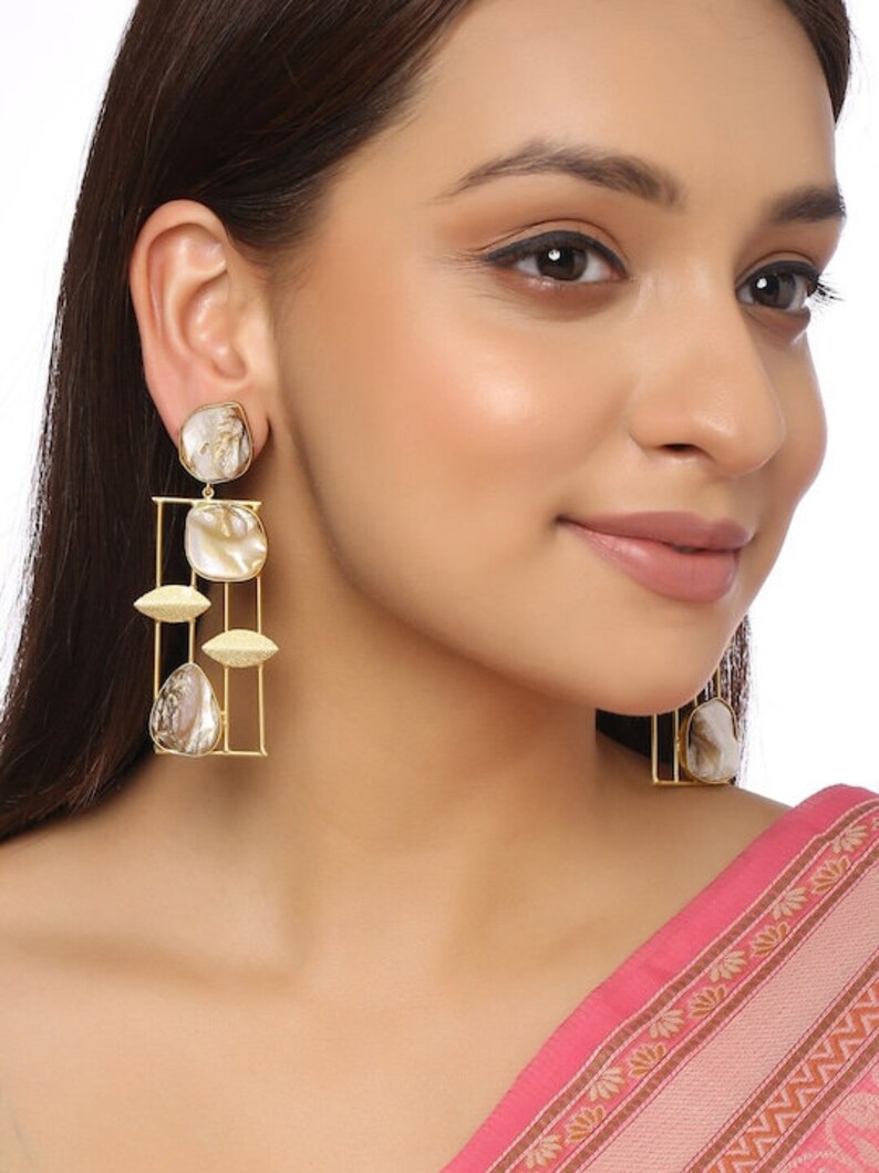 Boucles d'oreilles pendantes contemporaines dorées, boucles d'oreilles indiennes pour femmes, boucles d'oreilles de fiançailles, boucles d'oreilles de style Bollywood, boucles d'oreilles avec pierres image 4