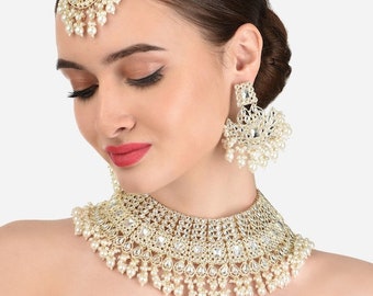 Ensemble de bijoux de mariée Kundan blanc plaqué or et perles perlées, collier indien boucles d’oreilles Maangtikka Ring Set, Bollywood Jewelry Set