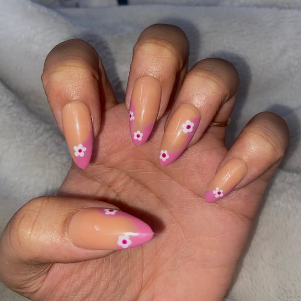 Pink Nails False Nails with Flowers Cute Press On Nails Pink Fake Nails with Daises Nailart Negative Space Kawaii Nails Cute Spring Nails