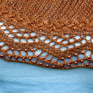 Philotes - Modello a maglia con scialle in pizzo, treccia e perline