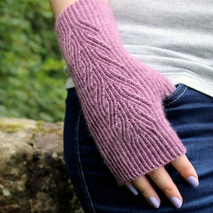 Lus Na Tùise - Cabled Fingerless Mitts Knitting Pattern