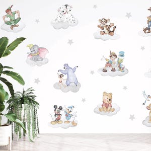 Puede incluir: Ilustraciones en acuarela de varios personajes de Disney, incluyendo Peter Pan, Dumbo, Tigger, Woody, Buzz Lightyear, y otros, representados sobre nubes esponjosas. Los personajes están rodeados de acentos de estrellas grises, creando un tema caprichoso y juguetón.