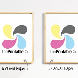 K&ouml;nnte beinhalten: Zwei gerahmte Drucke desselben Designs, ein farbiges Logo mit dem Text "ThePrintableCo.". Der Druck auf der linken Seite ist auf Archivpapier, w&auml;hrend der Druck auf der rechten Seite auf Leinwandpapier ist.