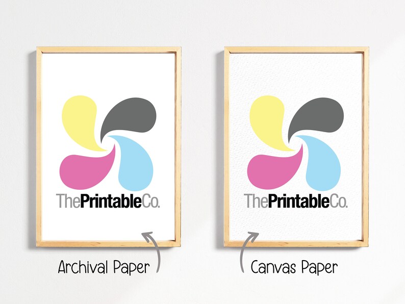 K&ouml;nnte beinhalten: Zwei gerahmte Drucke desselben Designs, ein farbiges Logo mit dem Text "ThePrintableCo.". Der Druck auf der linken Seite ist auf Archivpapier, w&auml;hrend der Druck auf der rechten Seite auf Leinwandpapier ist.