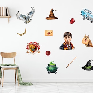 Puede incluir: Un conjunto de pegatinas de pared con temática de Harry Potter que incluyen un escudo de Hogwarts, un mago, un caldero, una carta, un sombrero, una varita, un búho, un coche y un búho nival.