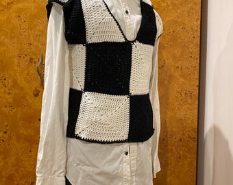 Wednesday Addams' loose black&white check vest - HOW to CROCHET IT! Photo tutorial, easy made to measure pattern instructions for cosplay
