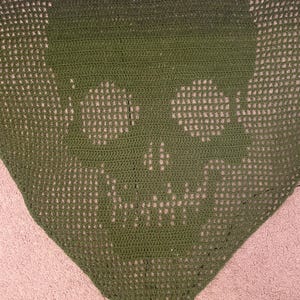 Patrón de crochet de Chal de Calavera Pixelada de KeepCalmAndCrochets con tutorial fotográfico: gótico, bruja, Beetlejuice, disfraz de Halloween, hobbii sultan shadow