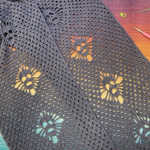 Schema all&#39;uncinetto per la SCIARPA con TESCHIO della nonna con foto e tutorial video passo passo! Per Halloween, stile gotico o quando hai voglia di urlare.