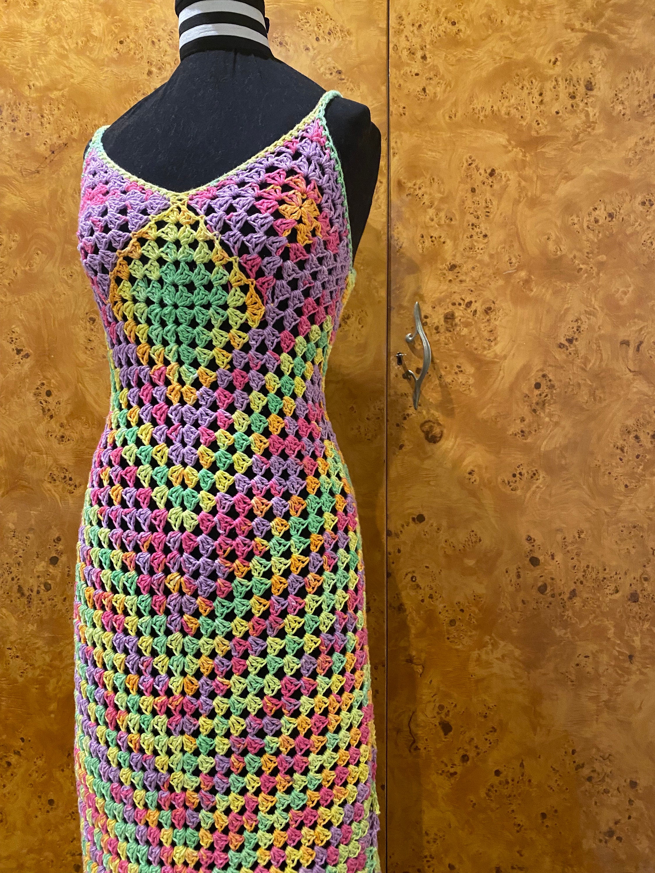 EINFACH romantisches Häkelmuster für alle Größen, die an den Strand gehen - Baumwollkleid: Festival, Strandvertuschung, Taylor Swift-Kleid, Grandma Square häkeln