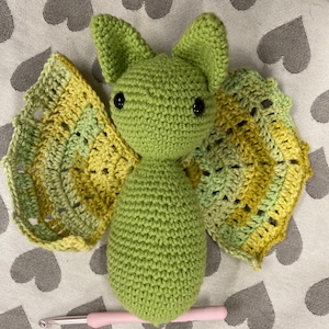 Anleitung für FLAPPY die FLEDERMAUS zu häkeln! Halloween-Dekoration, Amigurumi, Spielzeug Häkelanleitung und Foto-Tutorial für Anfänger