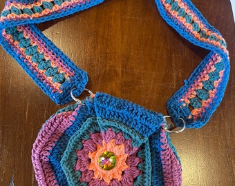 How to crochet an easy hip pocket fanny pack! Cute bum bag for ren fair, Coachella, musical festival. Goblin, pixie, witchy cottagecore vibe