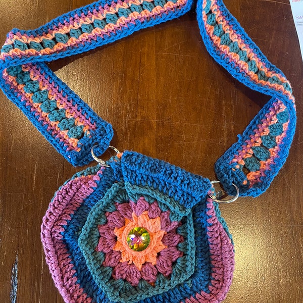 How to crochet an easy hip pocket fanny pack! Cute bum bag for ren fair, Coachella, musical festival. Goblin, pixie, witchy cottagecore vibe