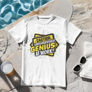 Precaución: Genio sin supervisión en el trabajo, divertida camiseta de gente inteligente, diseño de letrero con humor de nerd, regalo gráfico de pensador inteligente para mentes programadoras.