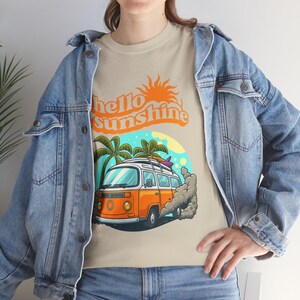 Hello Sunshine Van Shirt - Retro oranges Strand Bus T-Shirt mit Surfbrettern und Palmen, Vintage Sommerferien T-Shirt