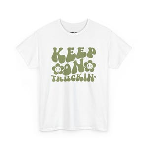 70年代風のレトロなグルーヴィーなTシャツ、フラワーパワーシャツ、ユニセックスグラフィックTシャツ、ヴィンテージ感あふれるギフト、ヒッピーTシャツ、Keep On Truckinシャツ