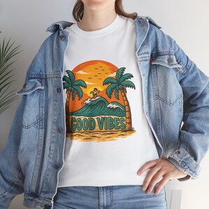 Good Vibes Surf Retro Beach Sunset Palm Tree Rider Graphic Tee Art pour le thème des vacances des amoureux des vibrations estivales de l'océan