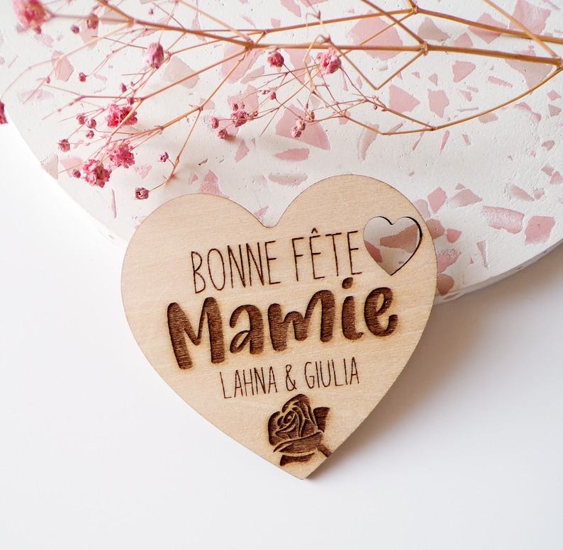 Magnet cœur Bonne fête mamie personnalisé en bois Fête des grands mères idée cadeau Pour Mamie Gravure bois Aimant pour frigo image 1