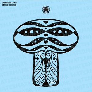 Puede incluir: Ilustración en blanco y negro de un hongo con intrincados patrones y corazones. El hongo tiene un sombrero ancho y un tallo delgado.