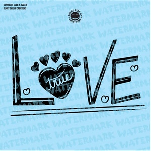 Puede incluir: Diseño gráfico en blanco y negro de la palabra "LOVE" con un gran corazón en el medio que dice "true" en su interior. El fondo es de color azul claro con un patrón repetitivo de la palabra "WATERMARK".