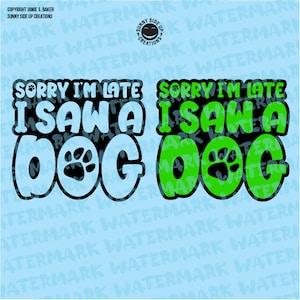 Può includere: Due design grafici in bianco e nero con il testo "Mi dispiace, sono in ritardo, ho visto un cane" con un'impronta di zampa al centro della parola "cane". Un design ha uno sfondo blu e l'altro ha uno sfondo verde.