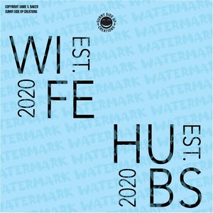 Peut inclure: Texte noir et blanc sur fond bleu clair. Le texte indique "Wife Est. 2020" et "Hubs Est. 2020".