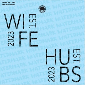 Peut inclure: Un fond bleu clair avec les mots "Wife Est. 2023" et "Hubs Est. 2023" en texte noir.
