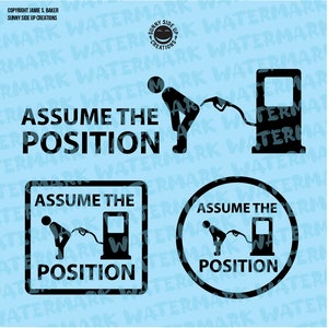 Puede incluir: Ilustración en blanco y negro de una persona llenando un tanque de gasolina con el texto "Assume the Position". La ilustración se repite en un cuadrado y un círculo.