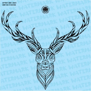 Könnte beinhalten: Schwarz-weiß-Linienkunst-Illustration eines Hirschkopfes mit großen Geweih. Der Hintergrund ist hellblau mit dem Text "WATERMARK", der in Schwarz wiederholt wird.