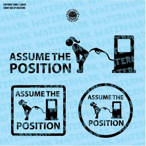 Puede incluir: Diseño gráfico negro con el texto "ASSUME THE POSITION" y una silueta de una persona en una gasolinera. El diseño se repite en diferentes formas: un cuadrado, un círculo y una imagen independiente.