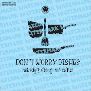 Op de afbeelding: Zwart silhouet van keukengerei, waaronder kommen, een schuimspaan en pannen, op een lichtblauwe achtergrond. De tekst "DON'T WORRY DISHES nobody's doing me either" staat eronder.