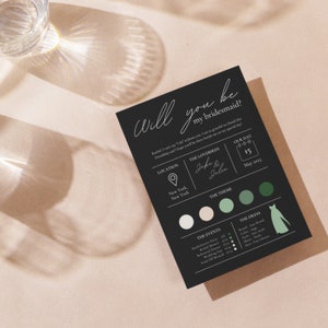 Può includere: Carta di invito di nozze in bianco e nero con il testo "Vuoi essere la mia damigella d'onore?" e dettagli sul matrimonio, tra cui la data, la location e il dress code. La carta presenta uno schema di colori verde.