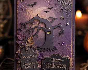 Pode incluir: Um cartão de felicitações retangular de Halloween com um fundo texturizado em roxo e dourado. Apresenta uma árvore preta recortada com olhos amarelos brilhantes, uma teia de aranha, morcegos e duas etiquetas com o texto "Wishing You a Spooktacular Halloween" e "Happy Halloween".