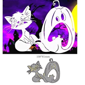 Puede incluir: Una troqueladora de metal para manualidades que presenta un gato blanco con una expresión de miedo sujetando una calabaza con una cara gritando. La troqueladora mide 108 mm por 81 mm.