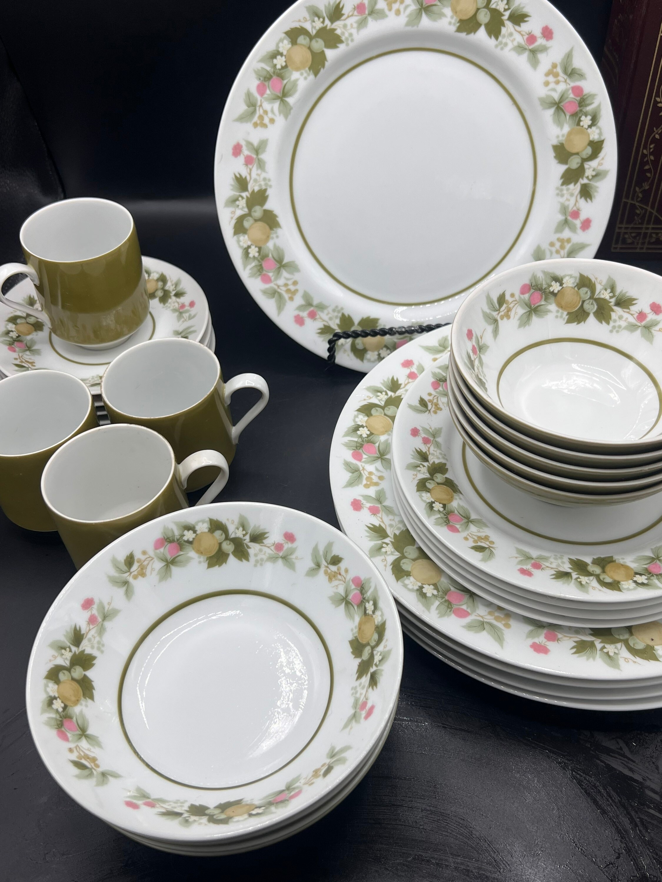 Mikasa Fine China Eclipse Sumay 5741-G vajilla verde 20 piezas