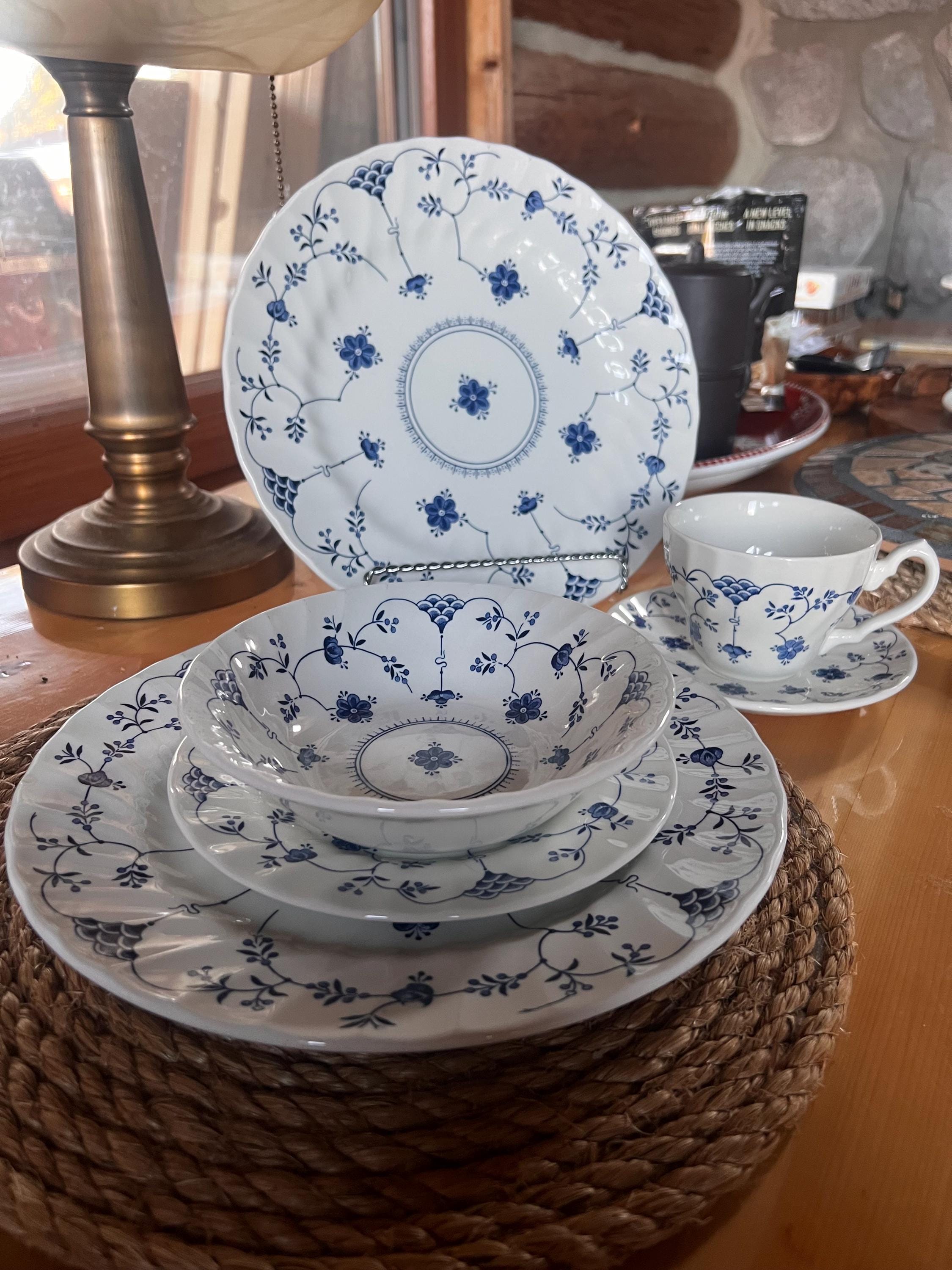Vintage Churchill Finlandia Blue Swirl Rim, England Dinner Se 20