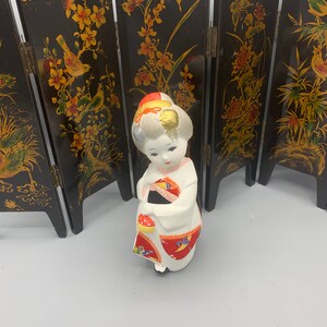 Beautiful Toyo geisha girl, white ceramic and fabrics do small ceramic geisha