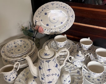 Vintage Finlandia Churchill Staffordshire England Set of 30 Pieces setting for 4 with serving dishes, tea set , , shakers