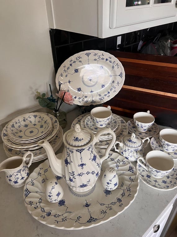 Vintage Finlandia Churchill Staffordshire England Set of 21 Pieces