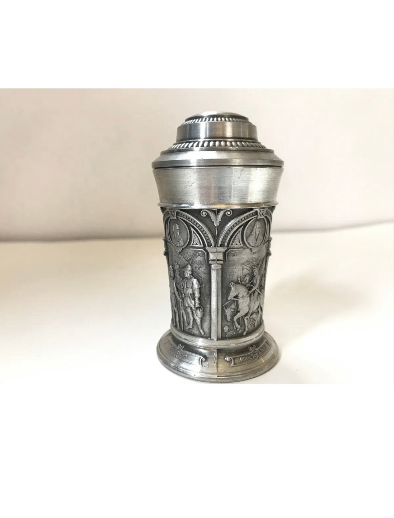 ピューター　ビールジョッキ　SKS ZINN95%　ドイツ工芸品　アンティーク Artina SKS Zinn ミニビールジョッキ 3インチ ピューター 兵士シーン