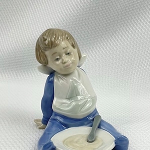 NAO BY LLADRÓ #1074 I’M Full Porcelain Baby Boy Figurine.Collectible Nao By Lladró.Retired Nao.José Puche Sculptor.Beeld Baby Jongen.Bebé!