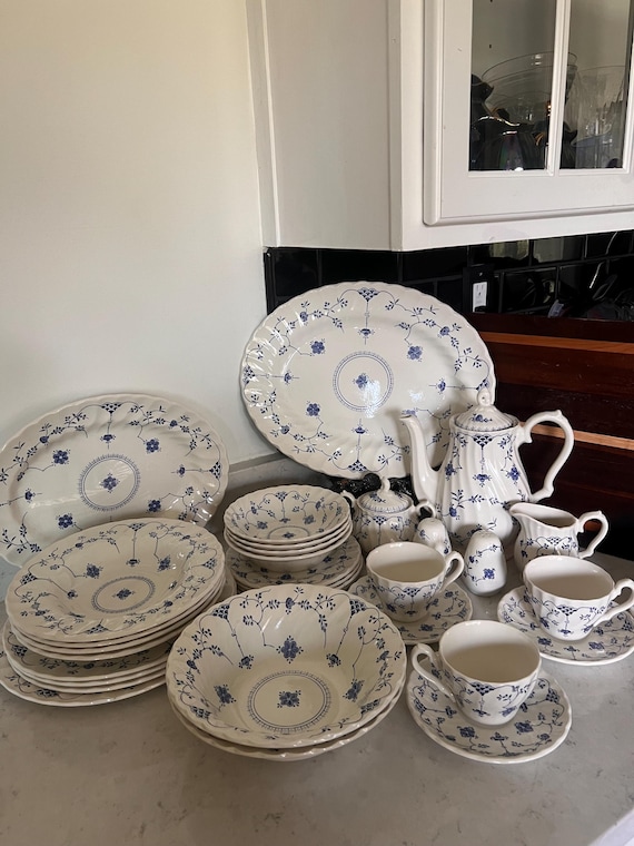 Vintage Finlandia Churchill Staffordshire England Set of 21 Pieces Vintage Finlandia Churchill Staffordshire England Set of 21 Pieces